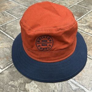 Brixton Supply Trade Mark Bucket Hat, Rust with Navy Blue, XS